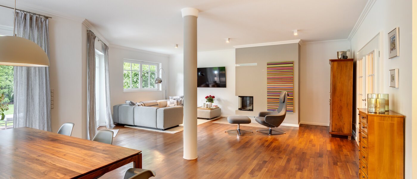 セミ・デタッチド・ハウス（一戸建てを二つに分けた家屋） Grünwald 02 リビングエリア 14454