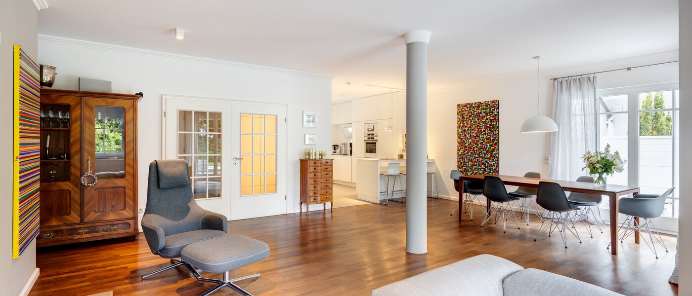 セミ・デタッチド・ハウス（一戸建てを二つに分けた家屋） Grünwald 03 リビングエリア 14454