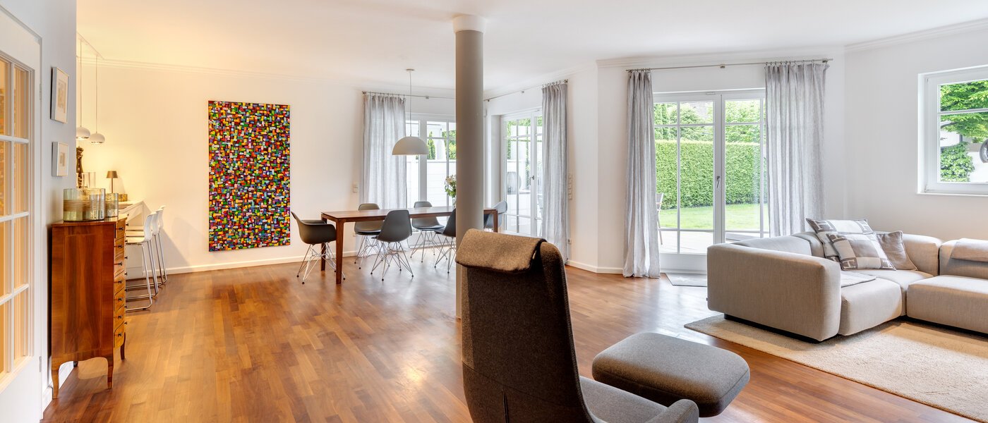 セミ・デタッチド・ハウス（一戸建てを二つに分けた家屋） Grünwald 04 リビングエリア 14454