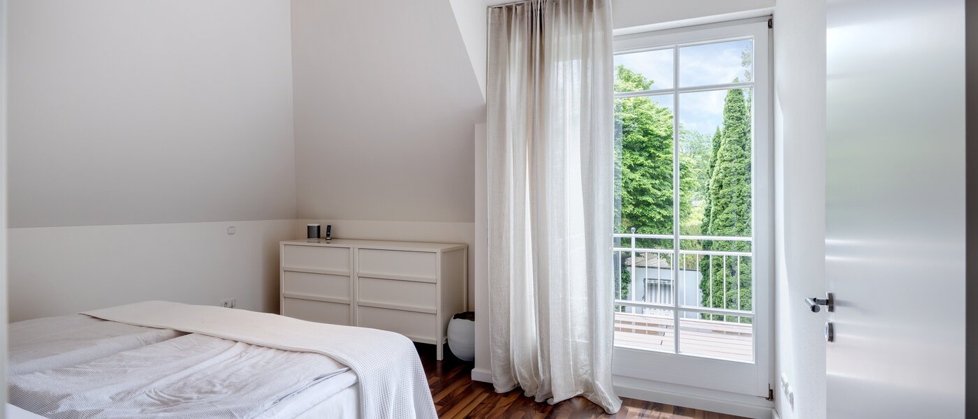 セミ・デタッチド・ハウス（一戸建てを二つに分けた家屋） Grünwald 02 1. 寝室 14454