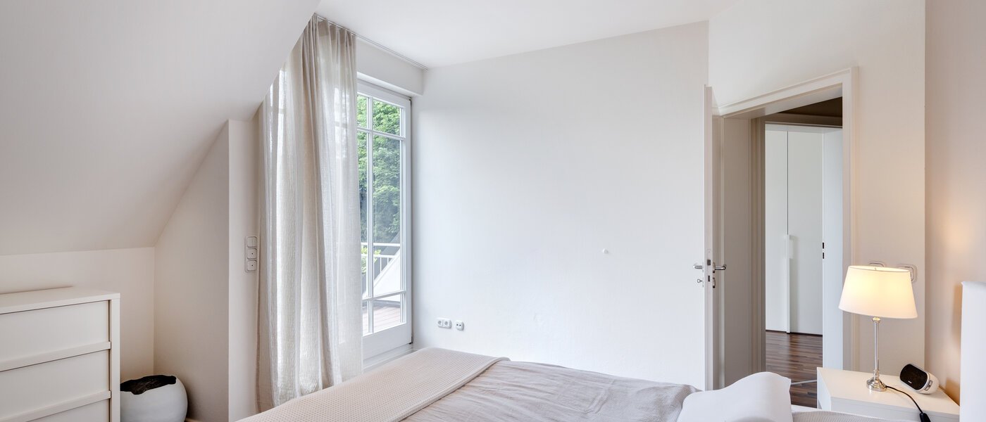 セミ・デタッチド・ハウス（一戸建てを二つに分けた家屋） Grünwald 03 1. 寝室 14454