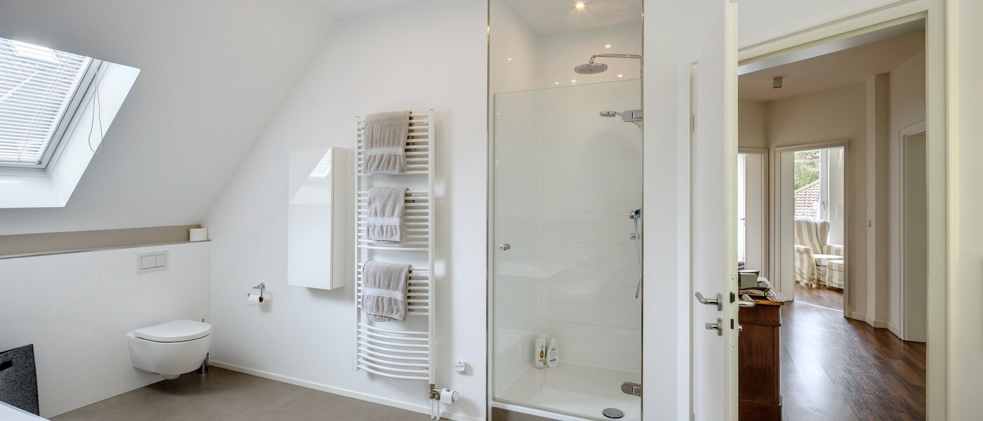 セミ・デタッチド・ハウス（一戸建てを二つに分けた家屋） Grünwald 02 1つめの浴室 14454