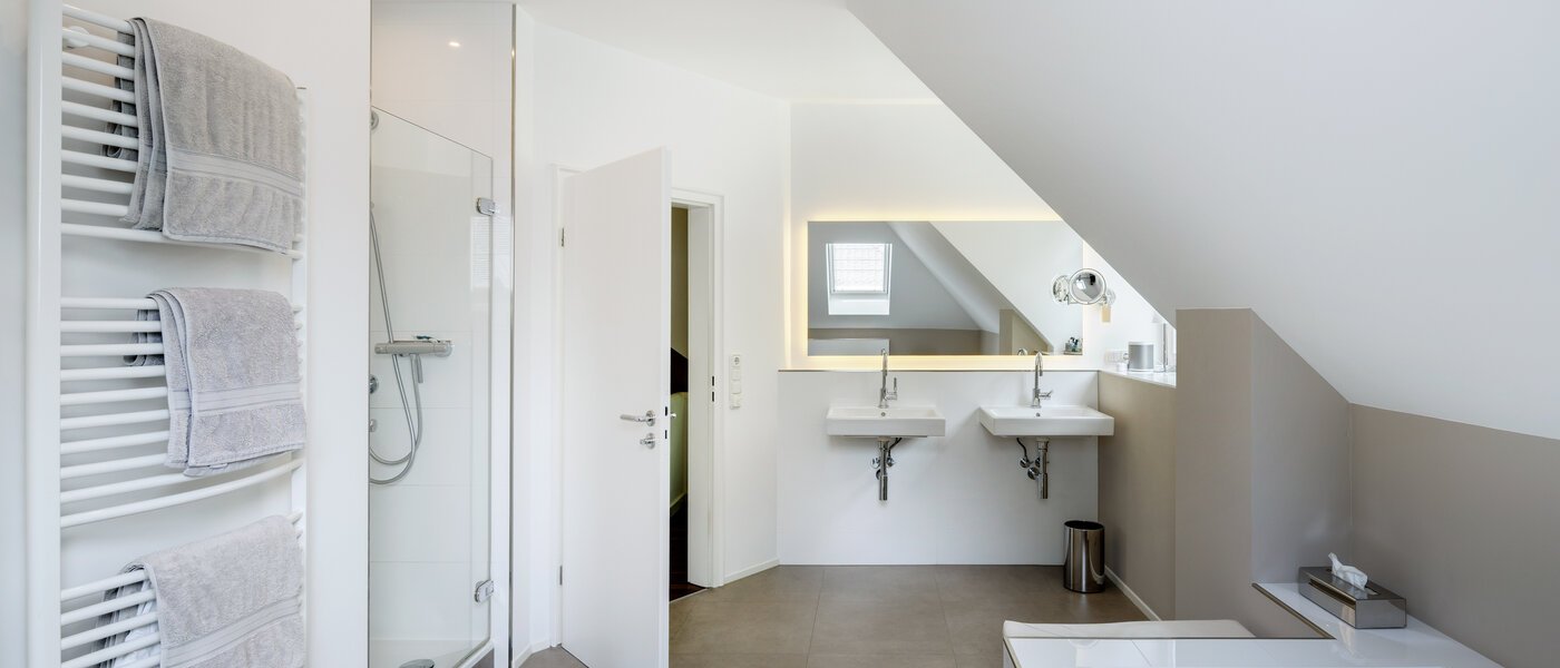 セミ・デタッチド・ハウス（一戸建てを二つに分けた家屋） Grünwald 03 1つめの浴室 14454