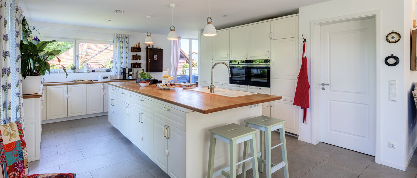 セミ・デタッチド・ハウス（一戸建てを二つに分けた家屋） Icking 01 キッチン 14465