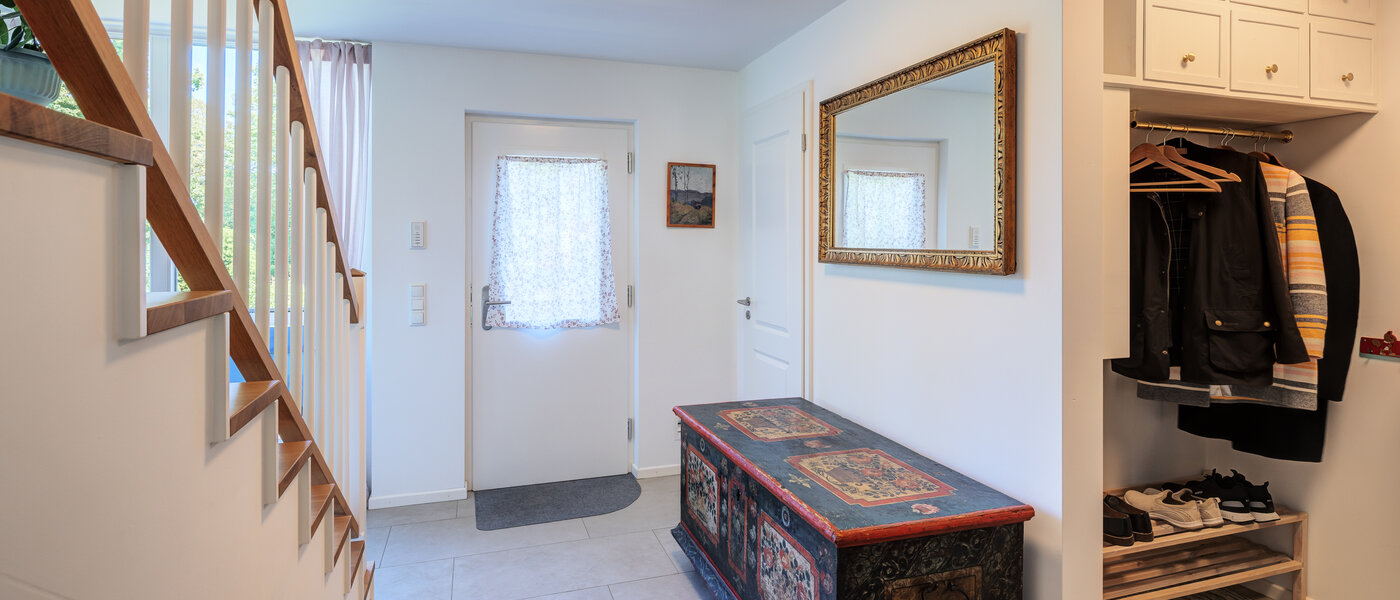 セミ・デタッチド・ハウス（一戸建てを二つに分けた家屋） Icking 01 玄関入り口 14465