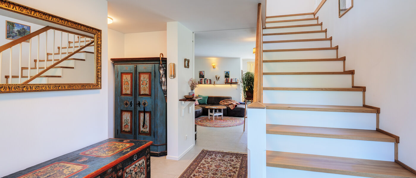 セミ・デタッチド・ハウス（一戸建てを二つに分けた家屋） Icking 02 玄関入り口 14465