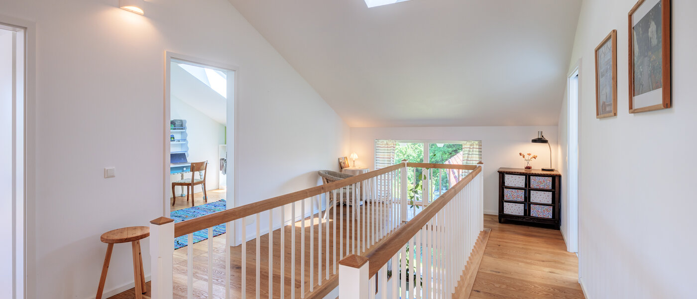 セミ・デタッチド・ハウス（一戸建てを二つに分けた家屋） Icking 05 玄関入り口 14465