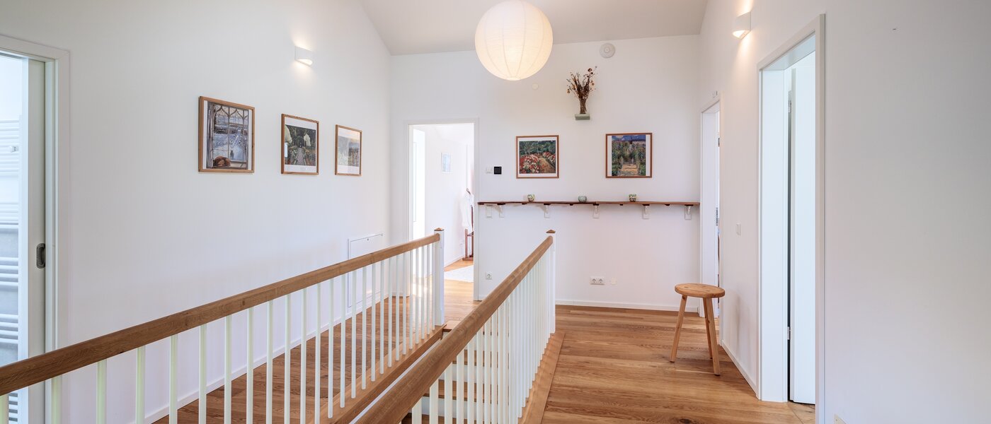 セミ・デタッチド・ハウス（一戸建てを二つに分けた家屋） Icking 07 玄関入り口 14465