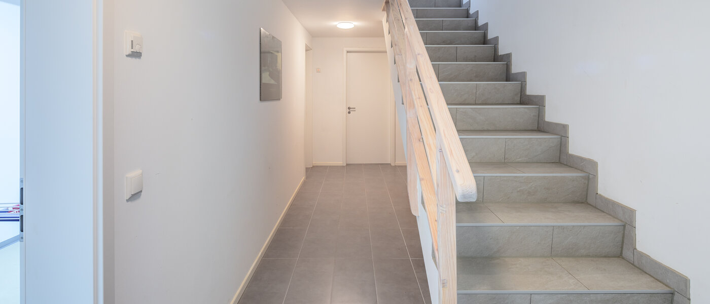 セミ・デタッチド・ハウス（一戸建てを二つに分けた家屋） Icking 08 玄関入り口 14465