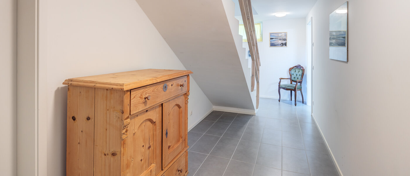 セミ・デタッチド・ハウス（一戸建てを二つに分けた家屋） Icking 09 玄関入り口 14465