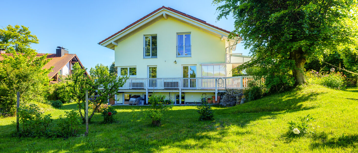 セミ・デタッチド・ハウス（一戸建てを二つに分けた家屋） Icking 04 庭 14465