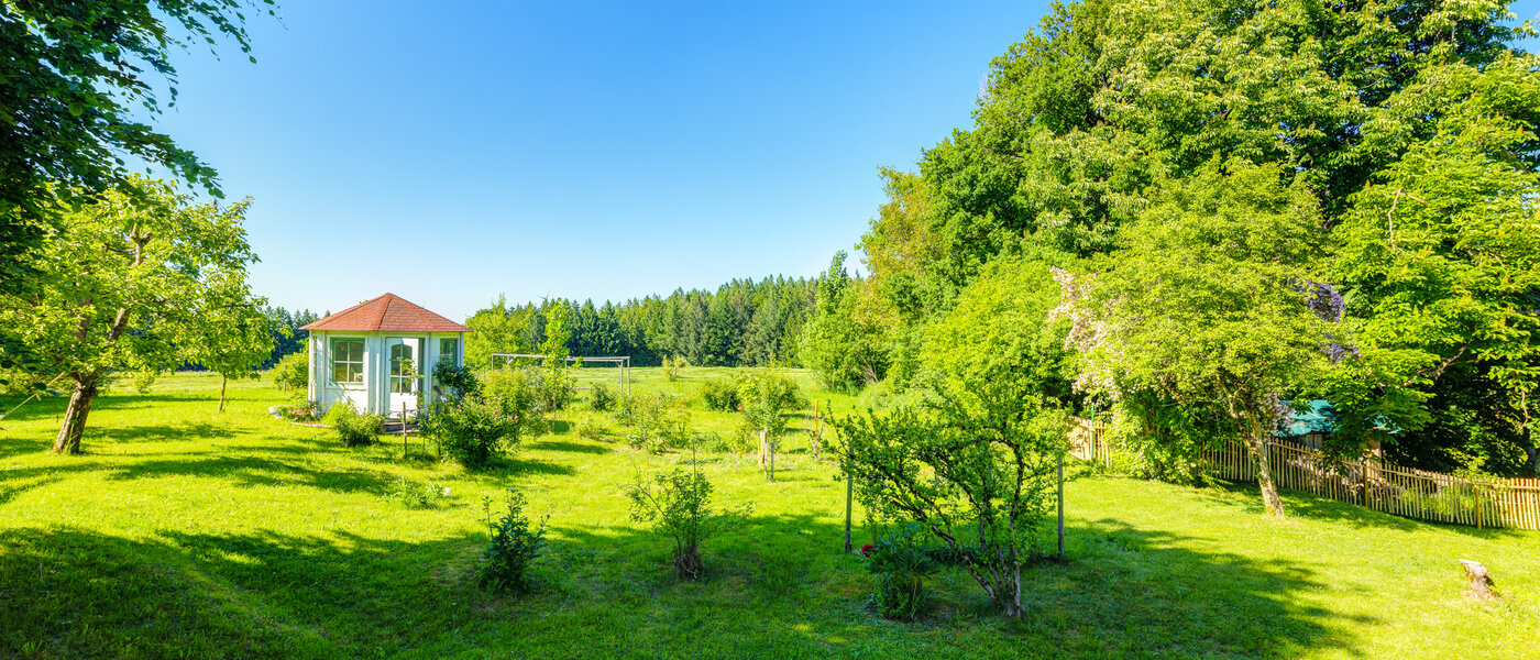 セミ・デタッチド・ハウス（一戸建てを二つに分けた家屋） Icking 06 庭 14465