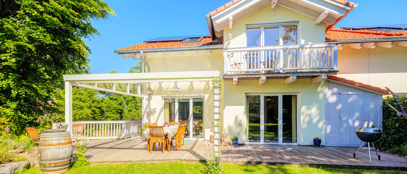 セミ・デタッチド・ハウス（一戸建てを二つに分けた家屋） Icking 01 テラス・ポーチ 14465