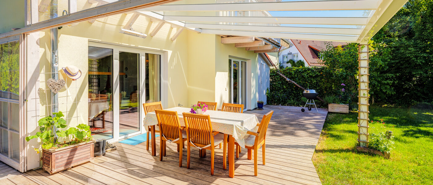 セミ・デタッチド・ハウス（一戸建てを二つに分けた家屋） Icking 03 テラス・ポーチ 14465