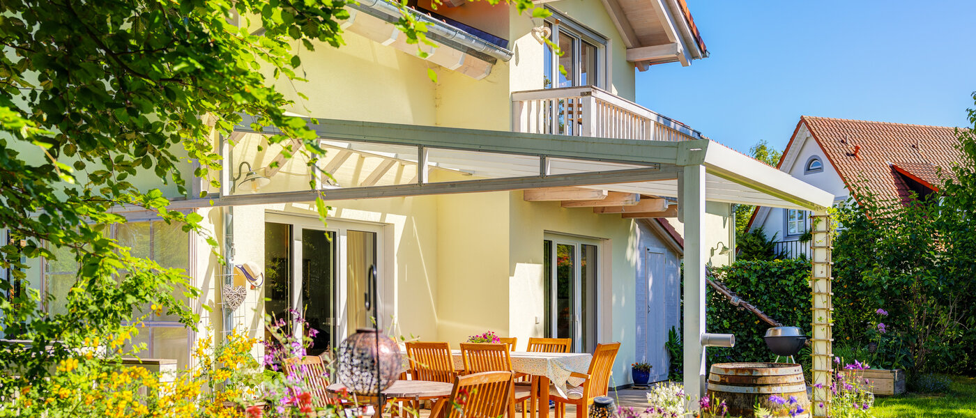 セミ・デタッチド・ハウス（一戸建てを二つに分けた家屋） Icking 04 テラス・ポーチ 14465