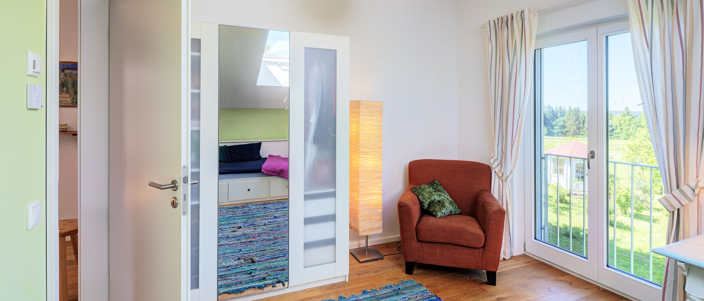 セミ・デタッチド・ハウス（一戸建てを二つに分けた家屋） Icking 03 3.　寝室 14465