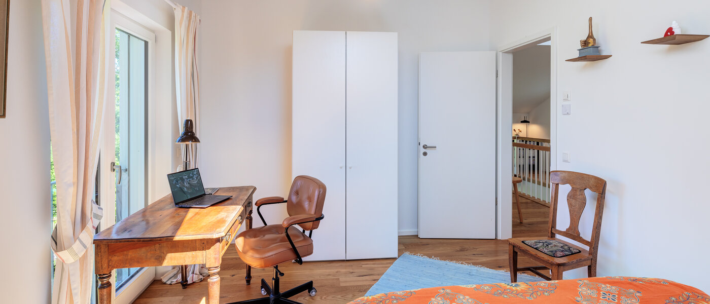 セミ・デタッチド・ハウス（一戸建てを二つに分けた家屋） Icking 03 2.　寝室 14465