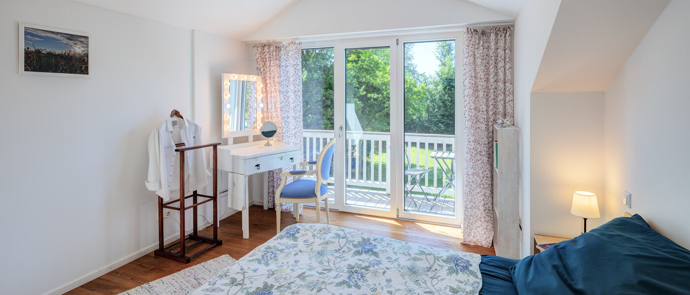 セミ・デタッチド・ハウス（一戸建てを二つに分けた家屋） Icking 02 1. 寝室 14465