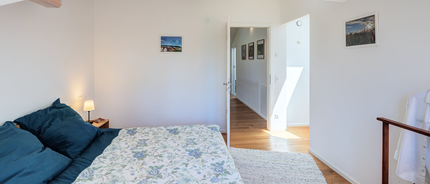 セミ・デタッチド・ハウス（一戸建てを二つに分けた家屋） Icking 04 1. 寝室 14465