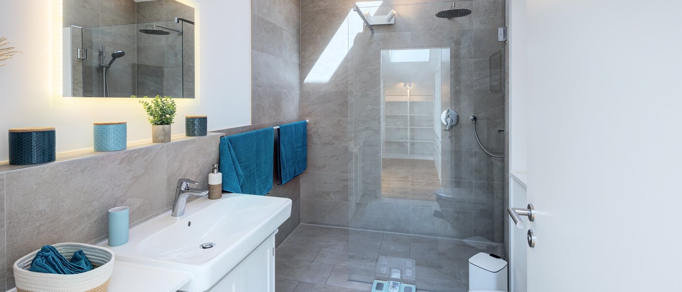 セミ・デタッチド・ハウス（一戸建てを二つに分けた家屋） Icking 01 1つめの浴室 14465