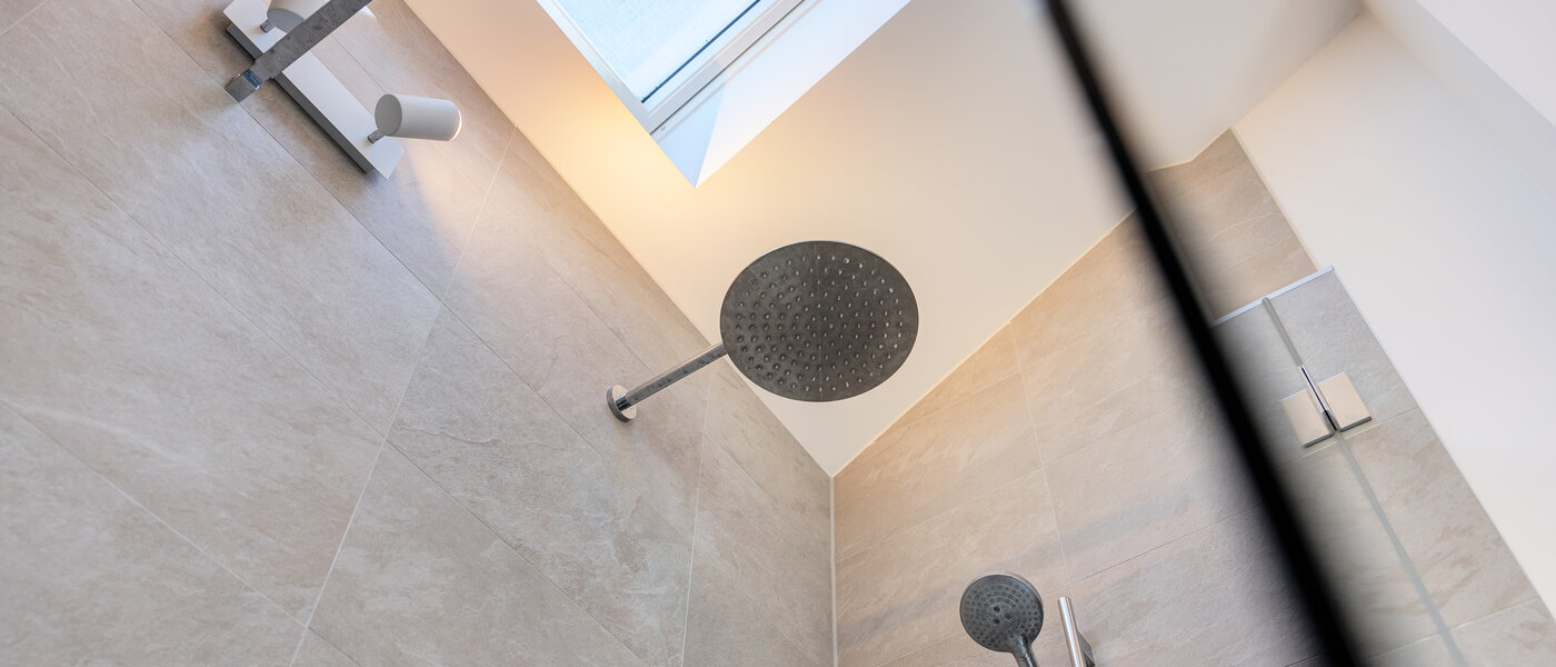 セミ・デタッチド・ハウス（一戸建てを二つに分けた家屋） Icking 02 1つめの浴室 14465