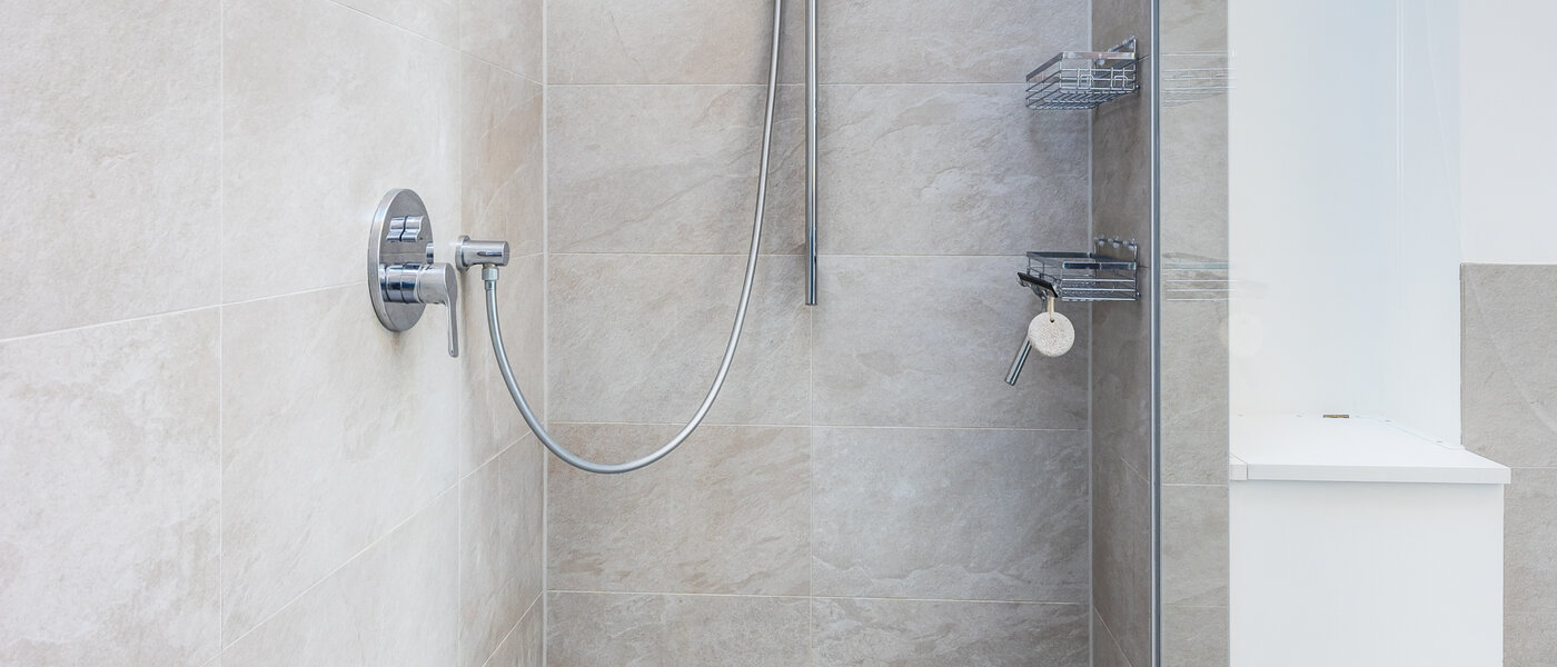 セミ・デタッチド・ハウス（一戸建てを二つに分けた家屋） Icking 03 1つめの浴室 14465