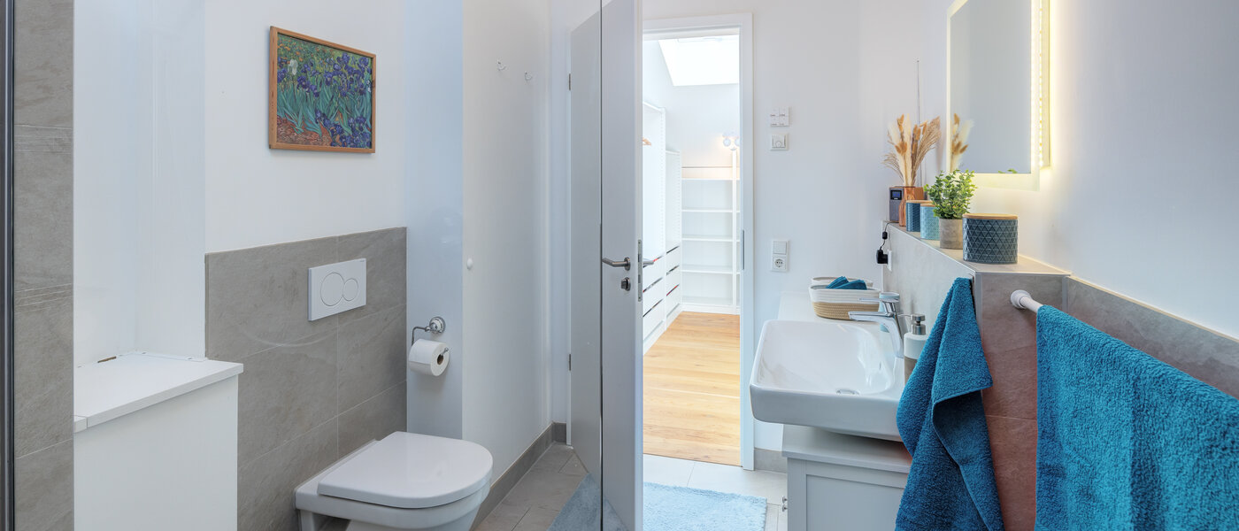 セミ・デタッチド・ハウス（一戸建てを二つに分けた家屋） Icking 04 1つめの浴室 14465