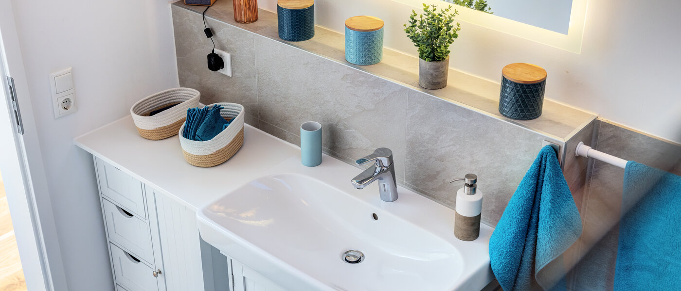 セミ・デタッチド・ハウス（一戸建てを二つに分けた家屋） Icking 05 1つめの浴室 14465