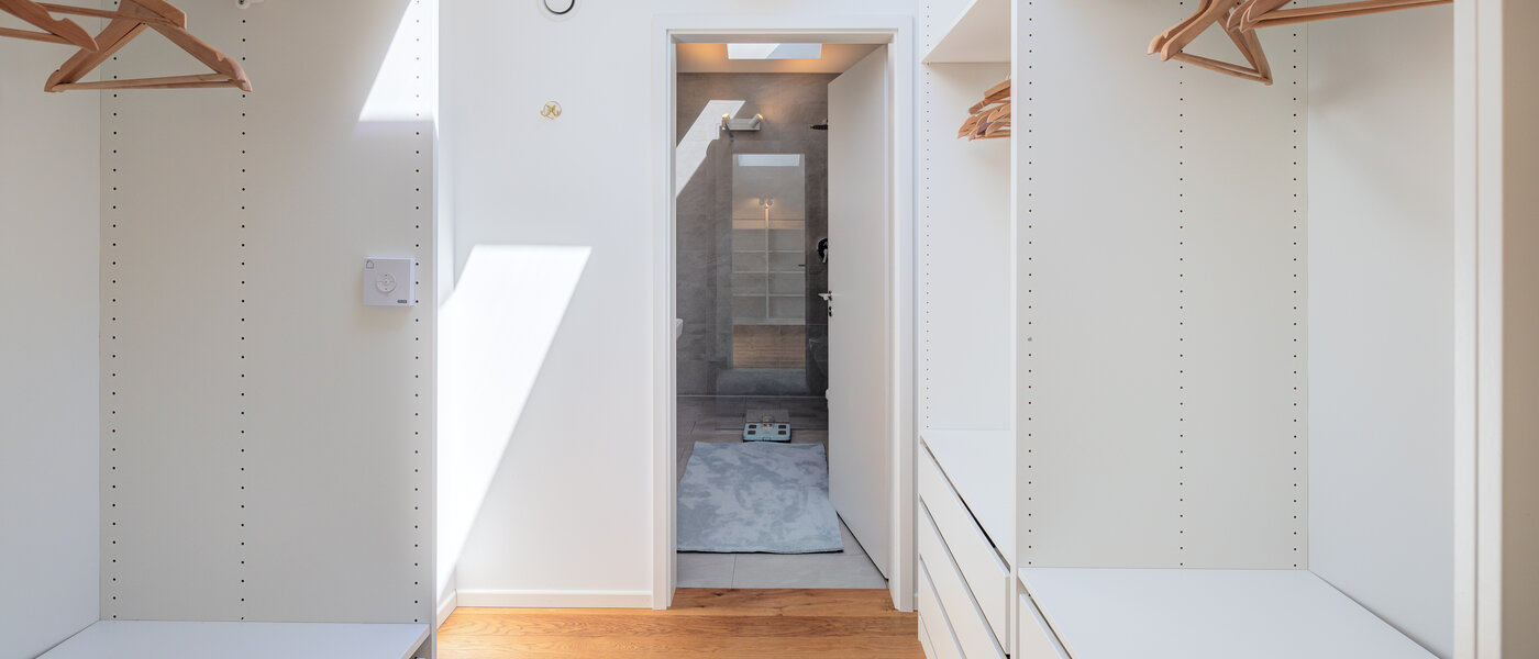 セミ・デタッチド・ハウス（一戸建てを二つに分けた家屋） Icking 02 ウォークイン・カップボード 14465