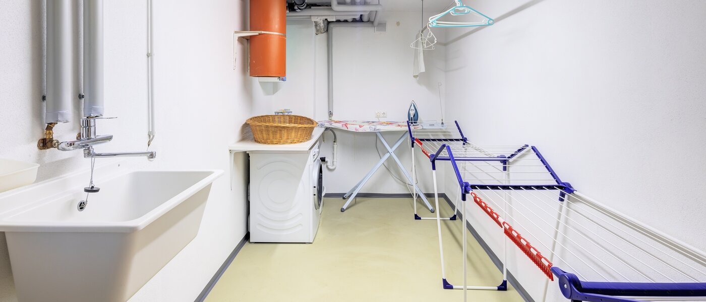 セミ・デタッチド・ハウス（一戸建てを二つに分けた家屋） Icking 02 家事室 14465