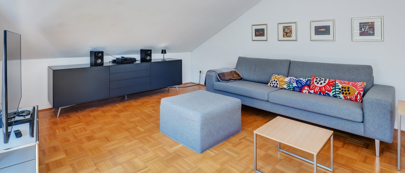 アティック・フラット（屋根裏） München Harlaching 02 リビングエリア 14501