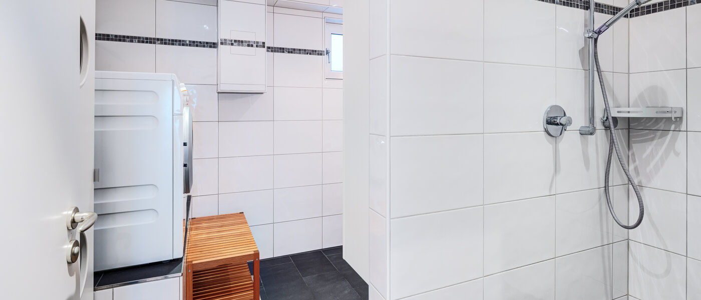 セミ・デタッチド・ハウス（一戸建てを二つに分けた家屋） Wörthsee 03 ２つめの浴室 14511