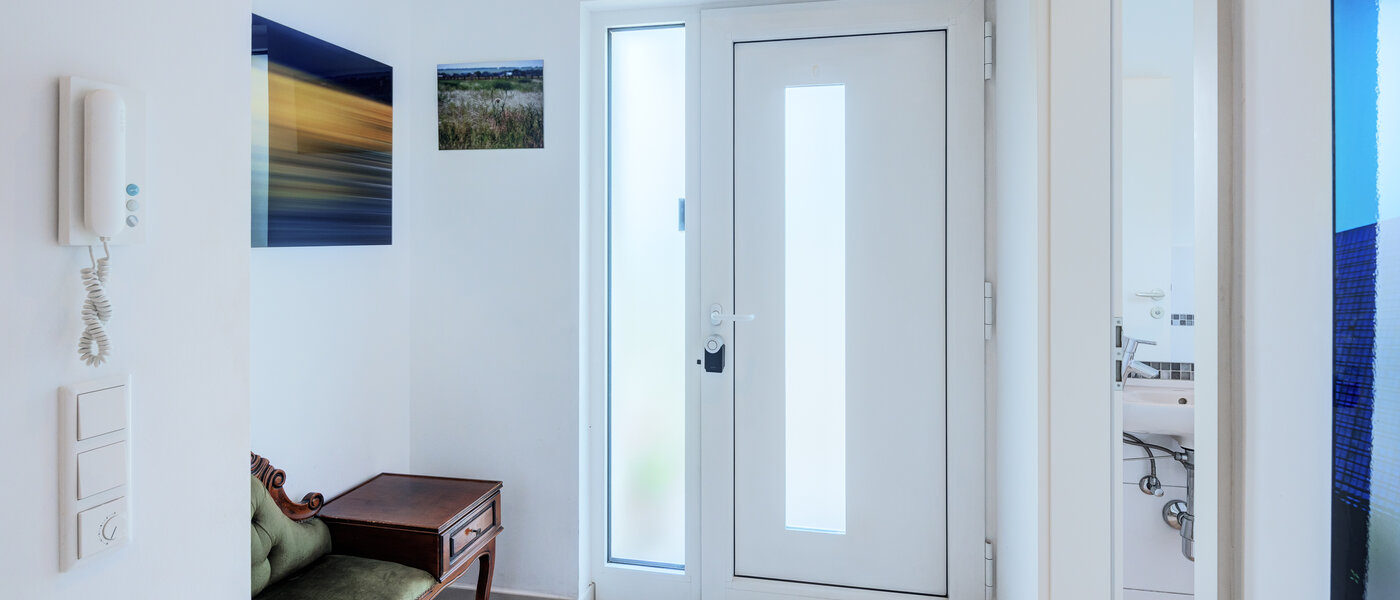 セミ・デタッチド・ハウス（一戸建てを二つに分けた家屋） Wörthsee 01 玄関入り口 14511