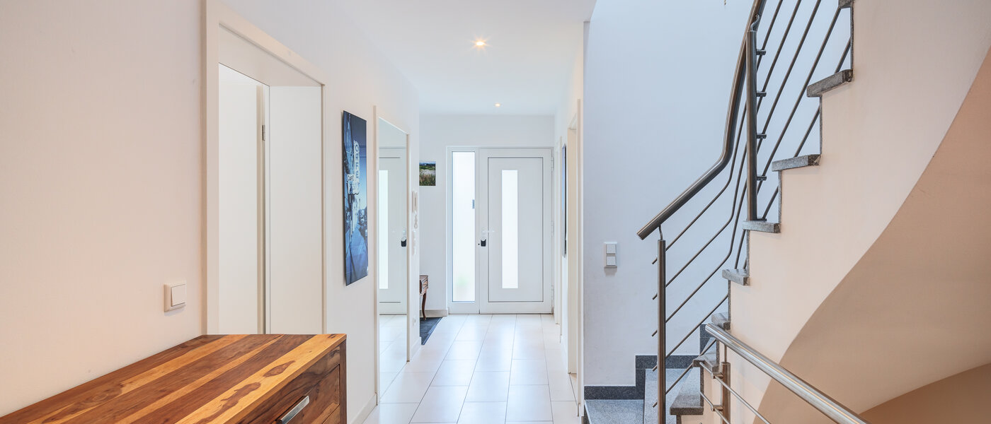 セミ・デタッチド・ハウス（一戸建てを二つに分けた家屋） Wörthsee 02 玄関入り口 14511