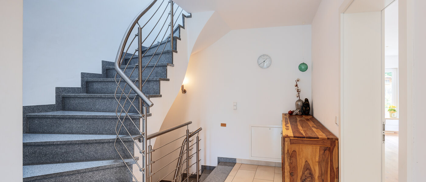 セミ・デタッチド・ハウス（一戸建てを二つに分けた家屋） Wörthsee 04 玄関入り口 14511