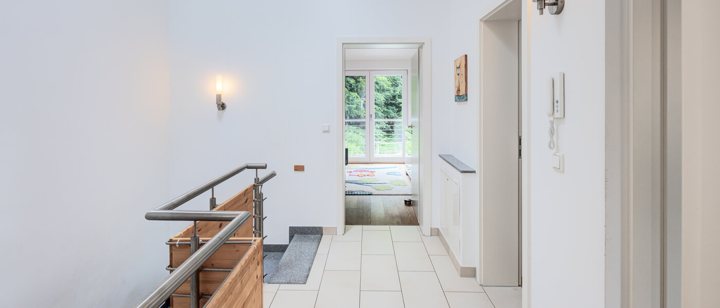 セミ・デタッチド・ハウス（一戸建てを二つに分けた家屋） Wörthsee 05 玄関入り口 14511