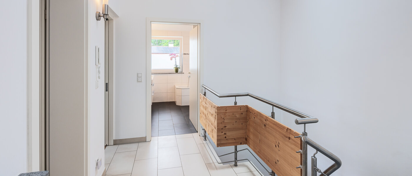 セミ・デタッチド・ハウス（一戸建てを二つに分けた家屋） Wörthsee 06 玄関入り口 14511