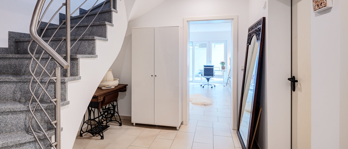 セミ・デタッチド・ハウス（一戸建てを二つに分けた家屋） Wörthsee 07 玄関入り口 14511