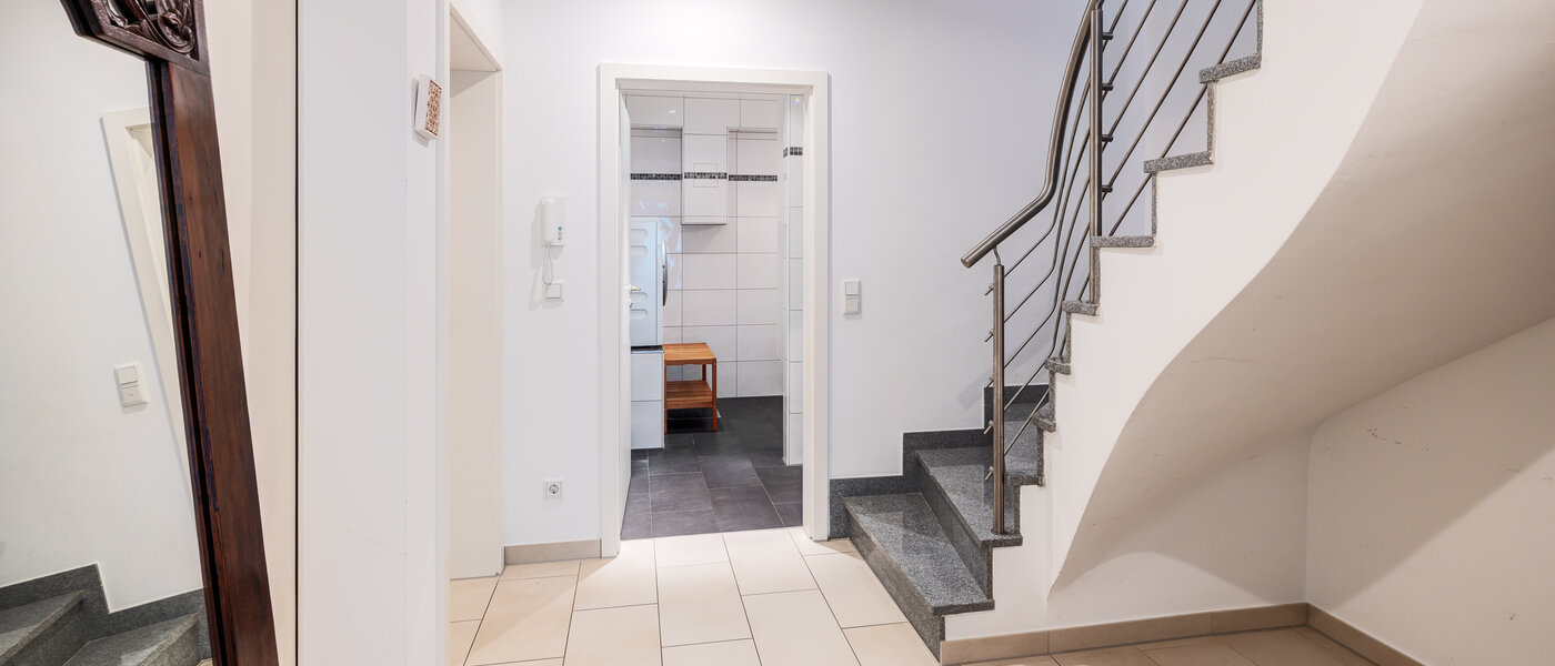 セミ・デタッチド・ハウス（一戸建てを二つに分けた家屋） Wörthsee 08 玄関入り口 14511