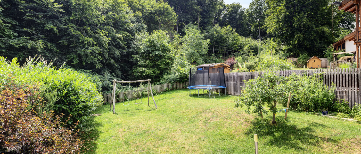 セミ・デタッチド・ハウス（一戸建てを二つに分けた家屋） Wörthsee 02 庭 14511