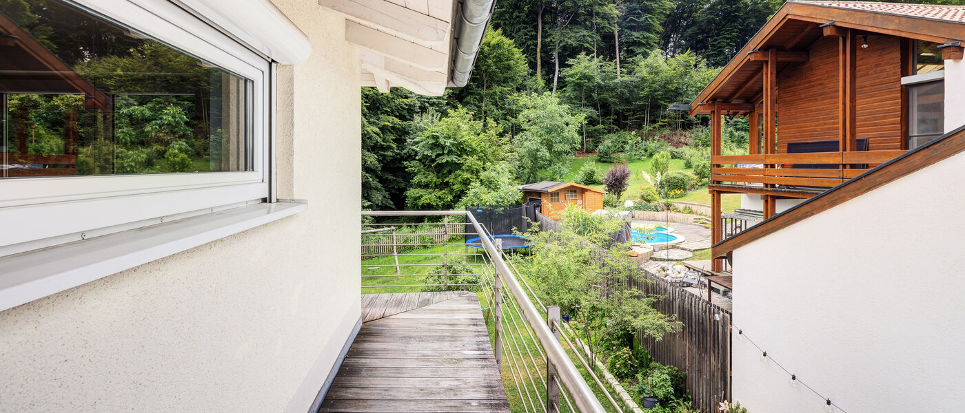 セミ・デタッチド・ハウス（一戸建てを二つに分けた家屋） Wörthsee 03 ベランダ 14511