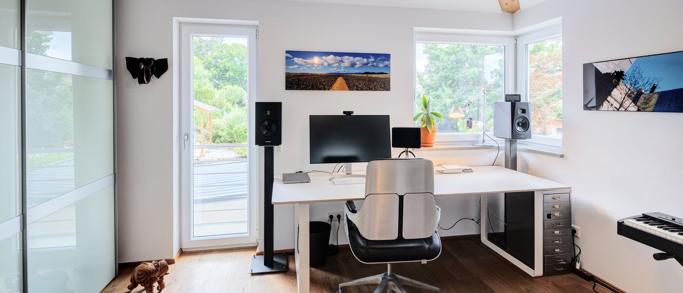 セミ・デタッチド・ハウス（一戸建てを二つに分けた家屋） Wörthsee 01 仕事部屋 14511