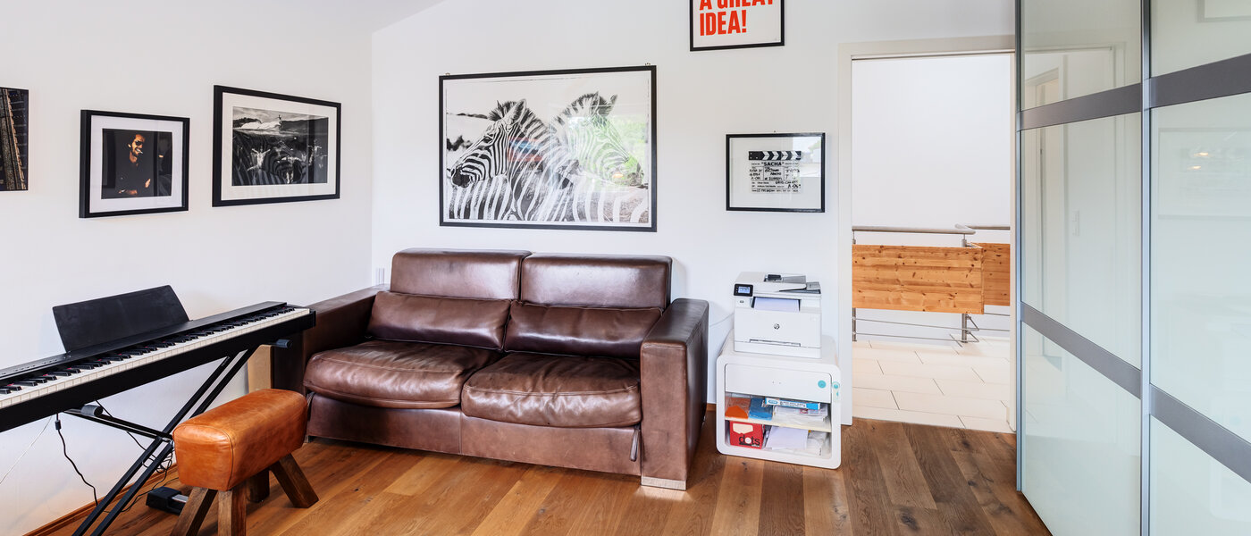 セミ・デタッチド・ハウス（一戸建てを二つに分けた家屋） Wörthsee 03 仕事部屋 14511