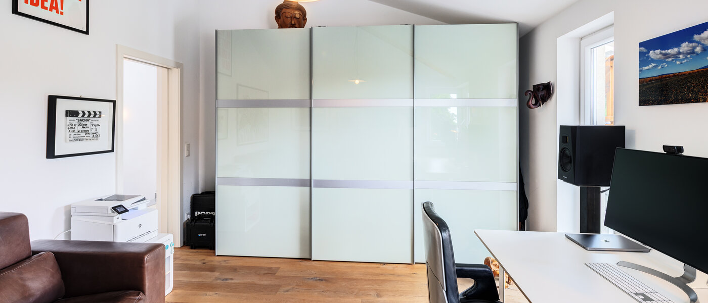 セミ・デタッチド・ハウス（一戸建てを二つに分けた家屋） Wörthsee 04 仕事部屋 14511