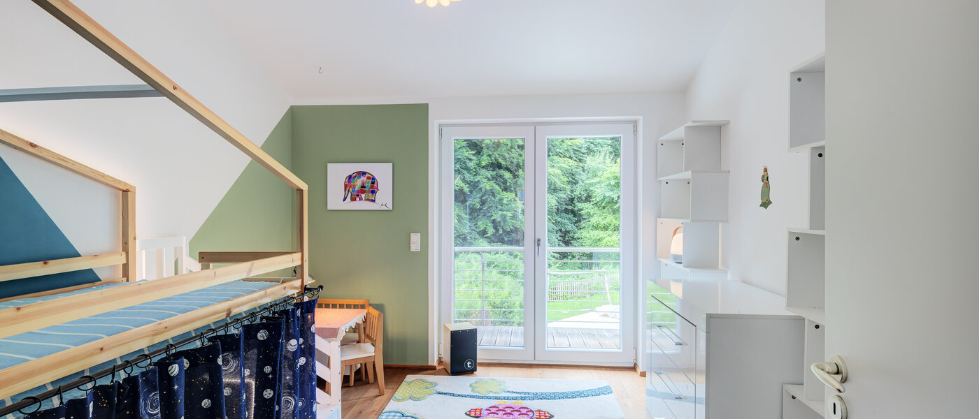 セミ・デタッチド・ハウス（一戸建てを二つに分けた家屋） Wörthsee 02 3.　寝室 14511