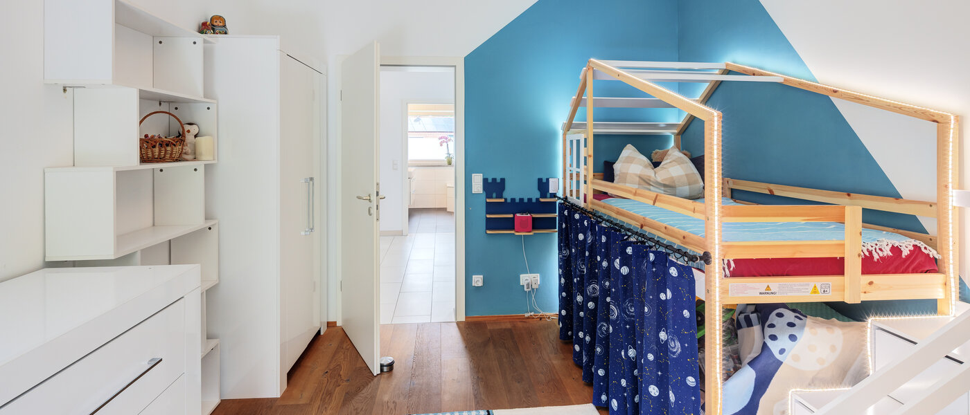 セミ・デタッチド・ハウス（一戸建てを二つに分けた家屋） Wörthsee 03 3.　寝室 14511