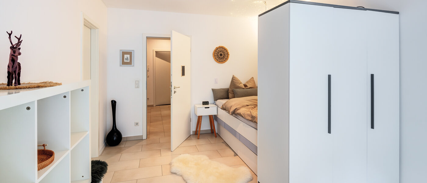 セミ・デタッチド・ハウス（一戸建てを二つに分けた家屋） Wörthsee 03 2.　寝室 14511