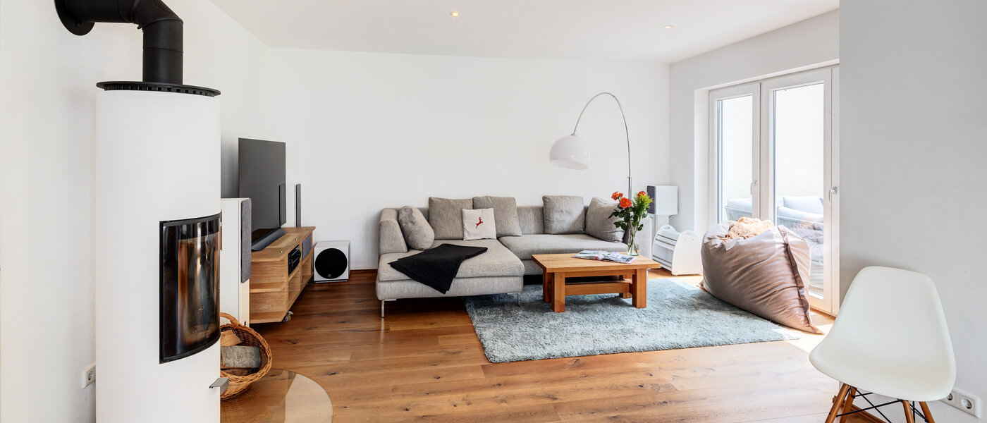 セミ・デタッチド・ハウス（一戸建てを二つに分けた家屋） Wörthsee 01 リビングエリア 14511