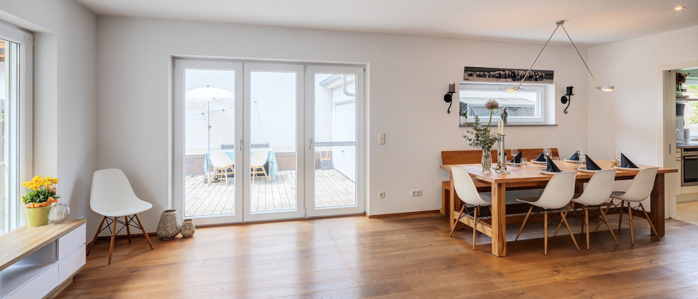 セミ・デタッチド・ハウス（一戸建てを二つに分けた家屋） Wörthsee 03 リビングエリア 14511