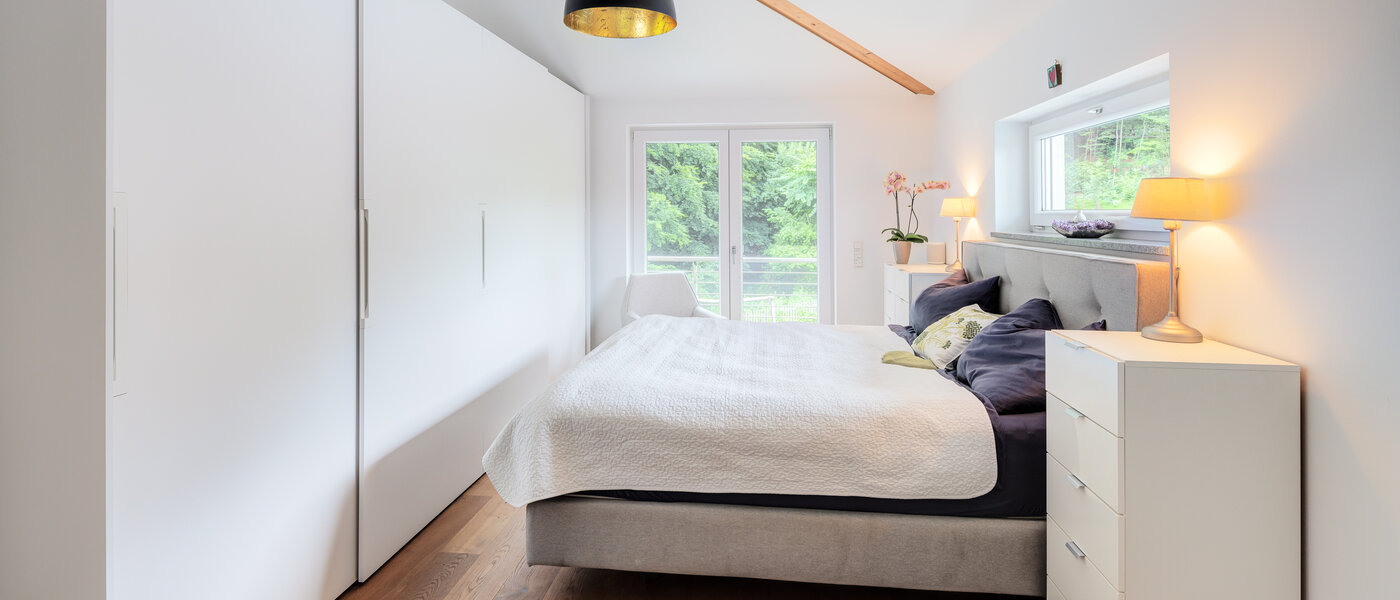 セミ・デタッチド・ハウス（一戸建てを二つに分けた家屋） Wörthsee 01 1. 寝室 14511
